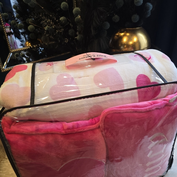 Juicy Couture Queen 5piece Plush Heart bedding set Brand New - Picture 8 of 9